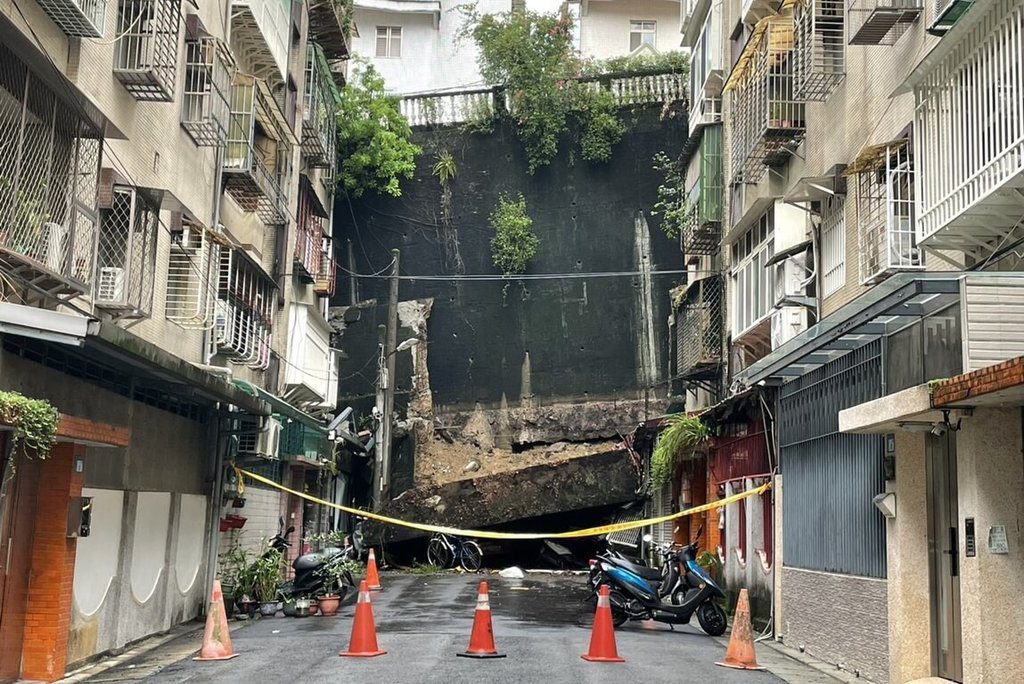 新店錦秀、碧瑤社區擋土牆坍塌  新北:狀態穩定 新店錦秀、碧瑤社區擋土牆坍塌  新北:狀態穩定