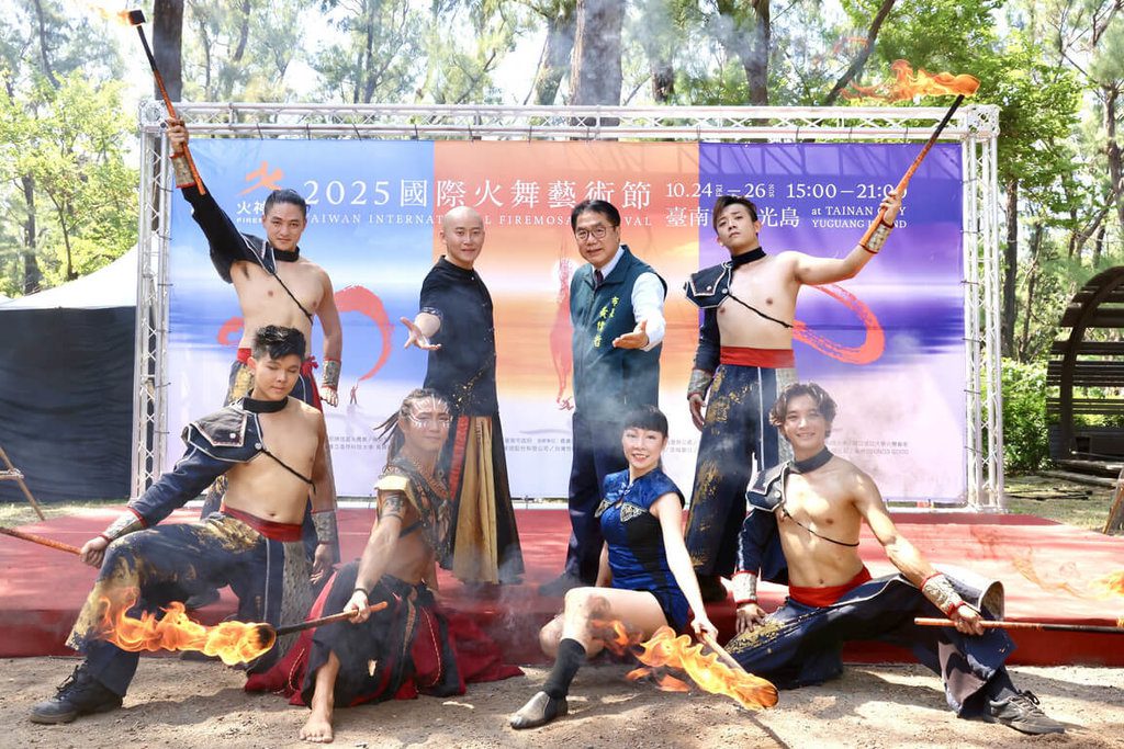 台南火舞藝術節 打造漁光島夕陽、海浪與火光交映 台南火舞藝術節 打造漁光島夕陽、海浪與火光交映