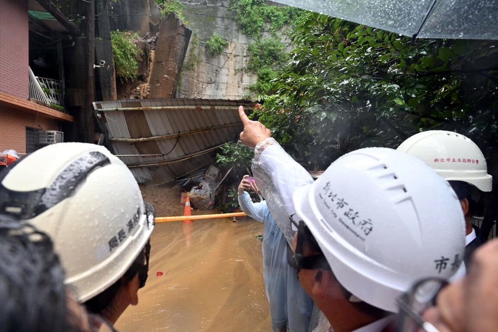 技師連夜監測奏效 新北新店擋土牆坍塌40戶全撤 技師連夜監測奏效 新北新店擋土牆坍塌40戶全撤