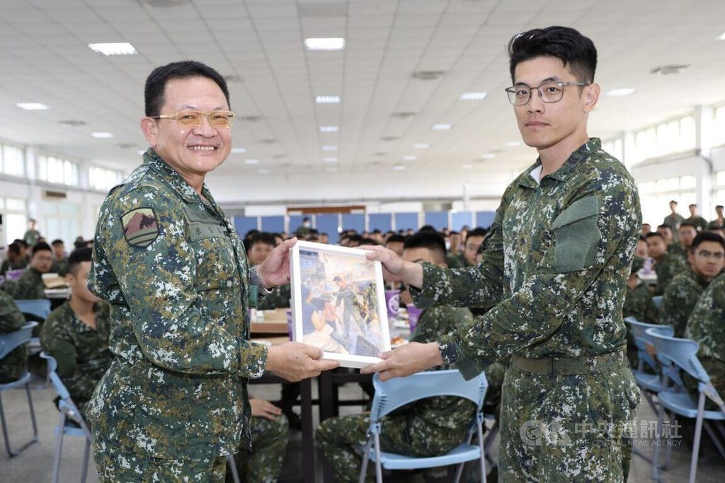 士官長光復救災贈帽小女孩 陸軍公開表揚 士官長光復救災贈帽小女孩 陸軍公開表揚