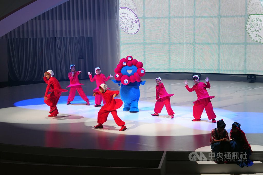 大阪世博閉幕式 石破茂頒發吉祥物「脈脈」感謝狀 大阪世博閉幕式 石破茂頒發吉祥物「脈脈」感謝狀