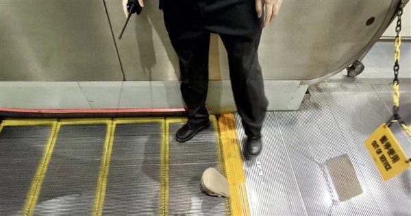 膠鞋疑卡北捷板南線新埔站手扶梯 4人跌倒受傷 膠鞋疑卡北捷板南線新埔站手扶梯 4人跌倒受傷