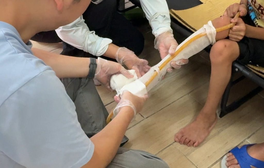 矯具被洪水沖走 光復災區腦麻兒重獲「雙腳」 矯具被洪水沖走 光復災區腦麻兒重獲「雙腳」