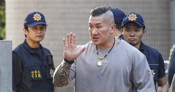 館長直播喊斬首總統 新北檢複訊15萬元交保 館長直播喊斬首總統 新北檢複訊15萬元交保