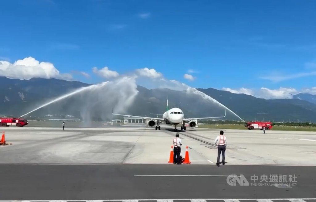 台東澎湖雙向包機首航 民眾開心「不用再翻山渡海」 台東澎湖雙向包機首航 民眾開心「不用再翻山渡海」