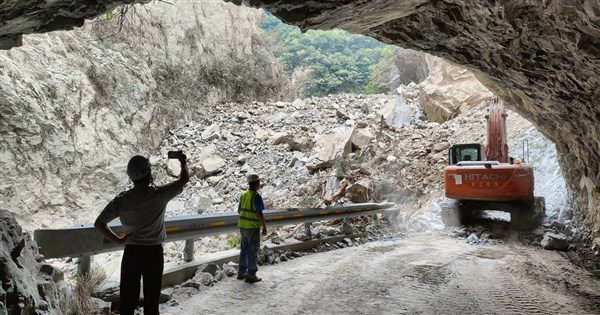 花蓮立霧溪新堰塞湖恐溢流 發緊急通報籲勿近河床 花蓮立霧溪新堰塞湖恐溢流 發緊急通報籲勿近河床