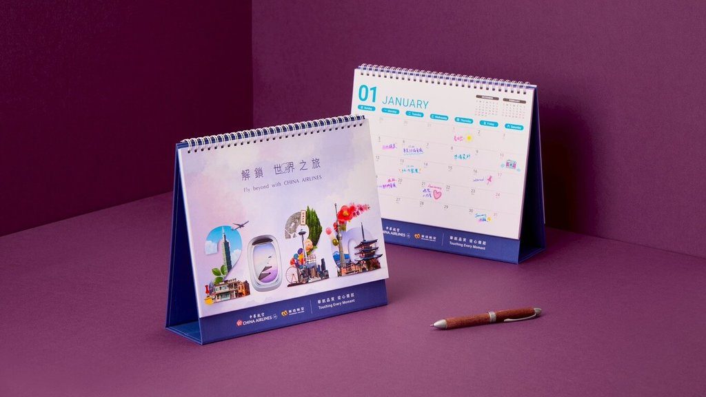 華航2026年桌曆亮相 拼貼手法設計AI人物化身要角 華航2026年桌曆亮相 拼貼手法設計AI人物化身要角