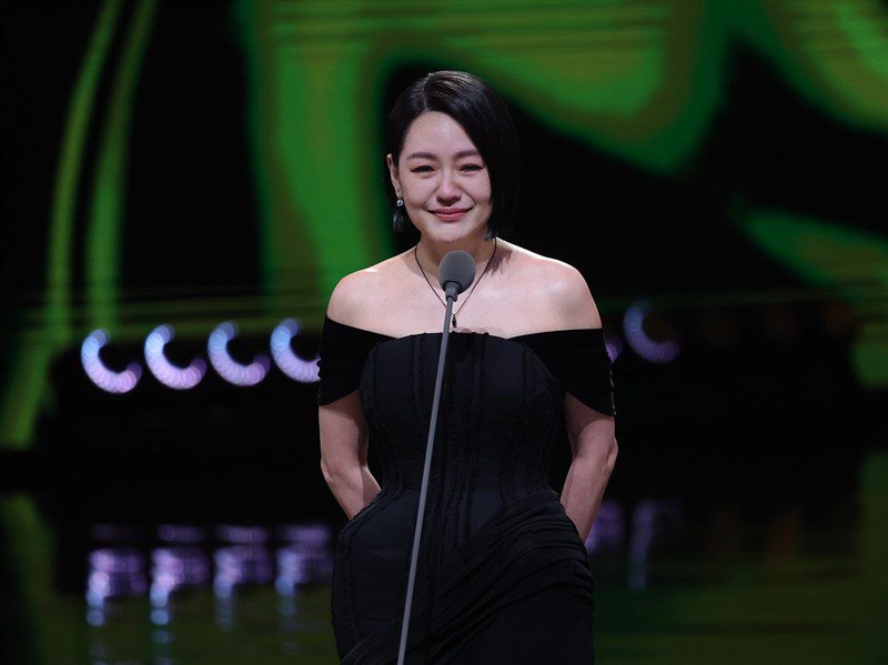 小S久違亮相獻唱追憶大S 喊話:我一定會往前走 小S久違亮相獻唱追憶大S 喊話:我一定會往前走