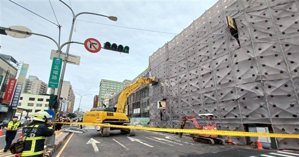 中市中央市場鷹架倒塌 市府:勒令停工開罰18萬 中市中央市場鷹架倒塌 市府:勒令停工開罰18萬