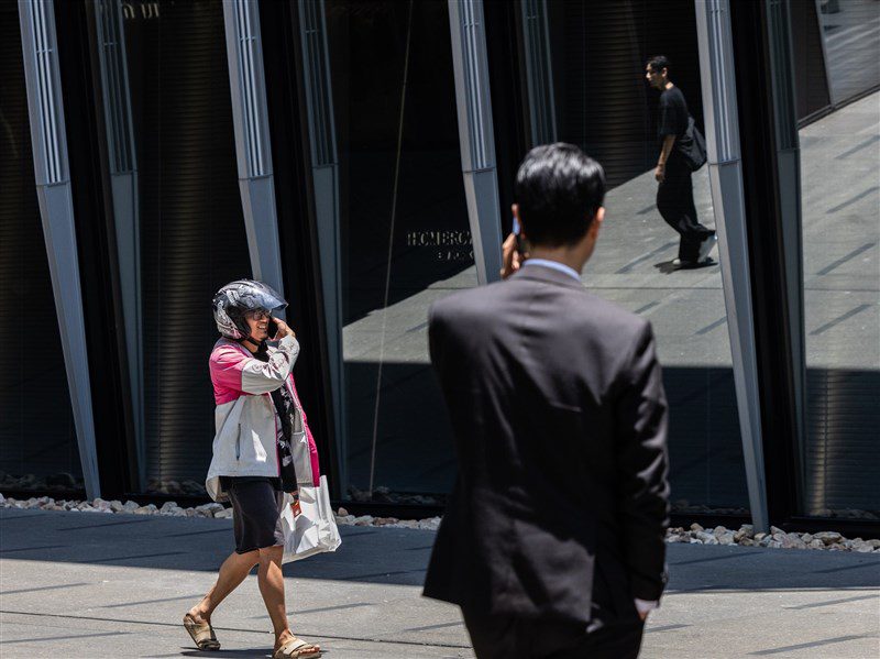 前8月經常性薪資年增2.98% 寫25年同期最大漲幅 前8月經常性薪資年增2.98% 寫25年同期最大漲幅