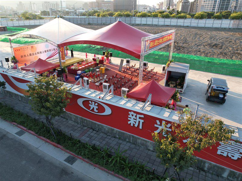 新壽T17、T18舉辦開工典禮 一早工作人員布置場地 新壽T17、T18舉辦開工典禮 一早工作人員布置場地
