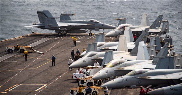美軍南海值勤半小時連墜2機 5名機組員獲救 美軍南海值勤半小時連墜2機 5名機組員獲救