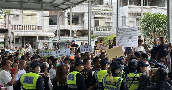 傅崐萁辦光復重建座談會 議長張峻踢桌質疑沒通知 傅崐萁辦光復重建座談會 議長張峻踢桌質疑沒通知