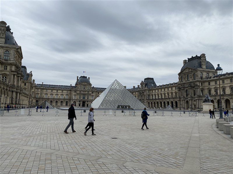 羅浮宮竊案最新畫面曝光 兩賊搭升降機從容離開現場 羅浮宮竊案最新畫面曝光 兩賊搭升降機從容離開現場