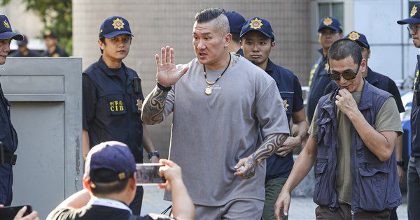 「館長」陳之漢直播喊斬首總統 涉2罪15萬元交保 「館長」陳之漢直播喊斬首總統 涉2罪15萬元交保