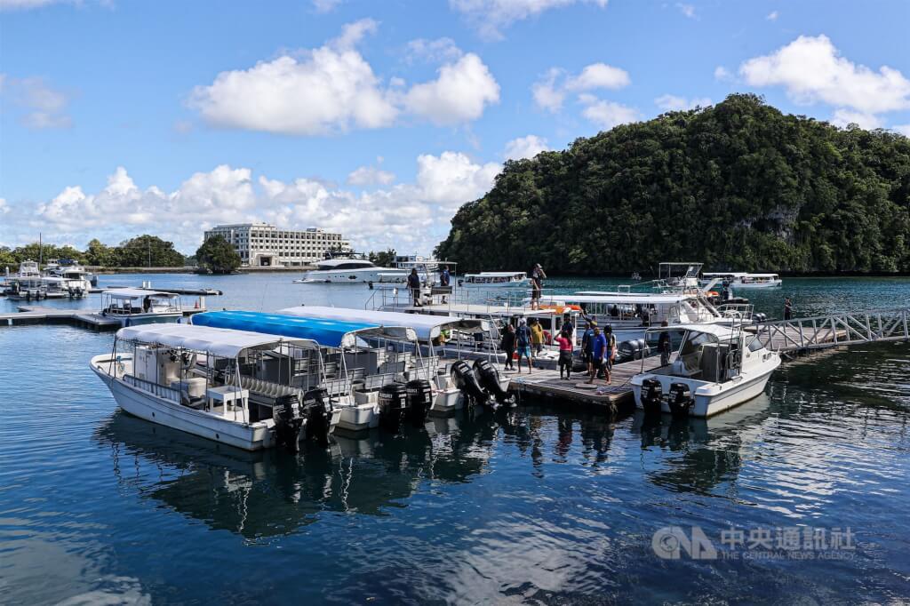 十一長假蜂擁而出 中國遊客擠滿帛琉水下北極圈小島 十一長假蜂擁而出 中國遊客擠滿帛琉水下北極圈小島