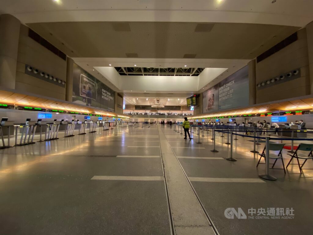 聯邦關門美航管人手短缺 洛杉磯等多地航班誤點 聯邦關門美航管人手短缺 洛杉磯等多地航班誤點