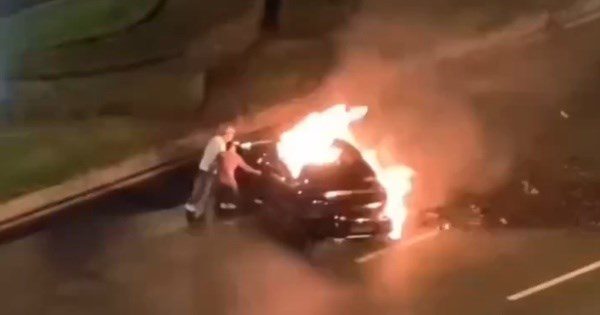 小米電動車再發生致命意外 路人救援無法開車門 小米電動車再發生致命意外 路人救援無法開車門