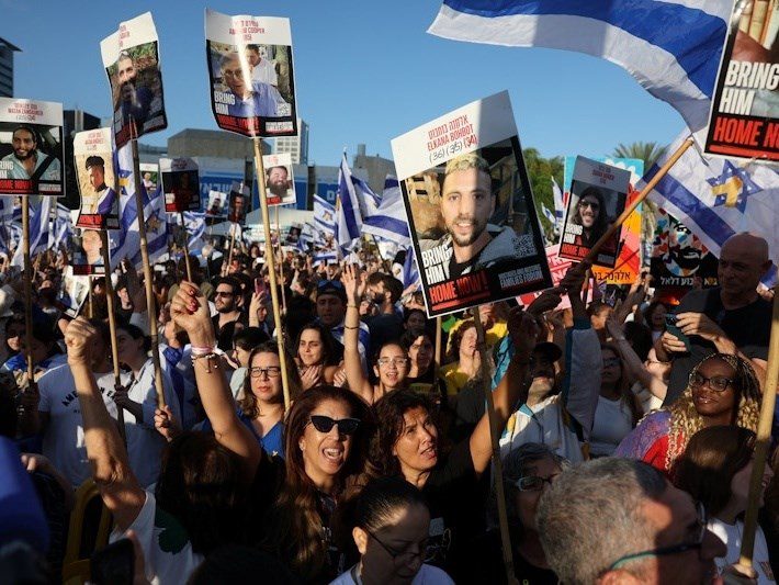 哈瑪斯首批釋7名以色列人質 特拉維夫數百民眾歡呼 哈瑪斯首批釋7名以色列人質 特拉維夫數百民眾歡呼