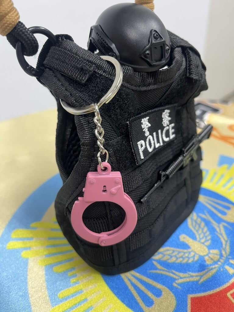 高雄警響應「粉紅旋風」 宣導防詐還抽粉紅手銬吊飾 高雄警響應「粉紅旋風」 宣導防詐還抽粉紅手銬吊飾