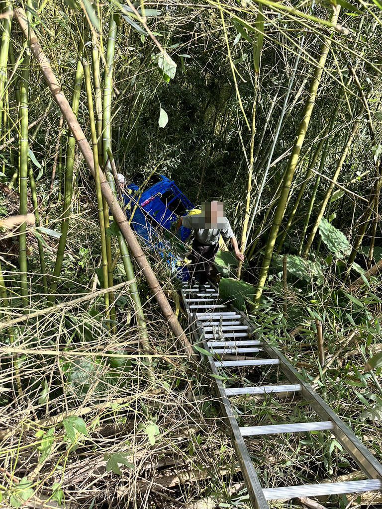 南投老夫妻駕車衝落山谷 受傷獲救送醫 南投老夫妻駕車衝落山谷 受傷獲救送醫