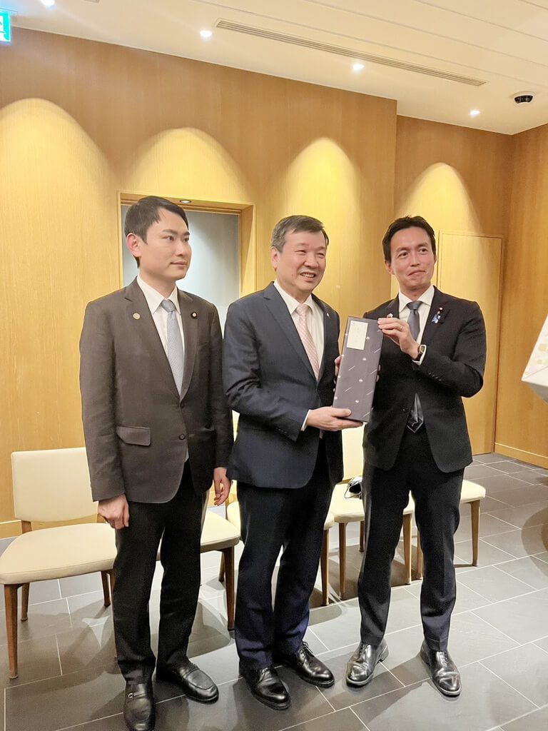 民進黨青年局訪日會李逸洋 與自民黨青年成員交流 民進黨青年局訪日會李逸洋 與自民黨青年成員交流