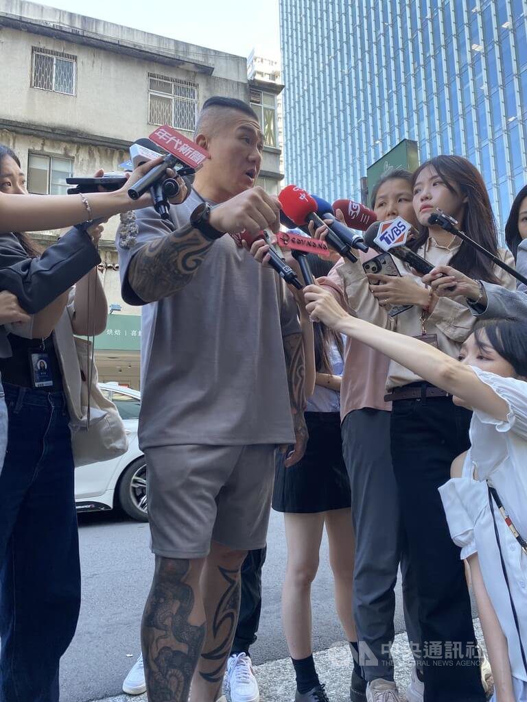 直播喊斬首總統 館長赴刑事局稱無恐嚇之意 直播喊斬首總統 館長赴刑事局稱無恐嚇之意