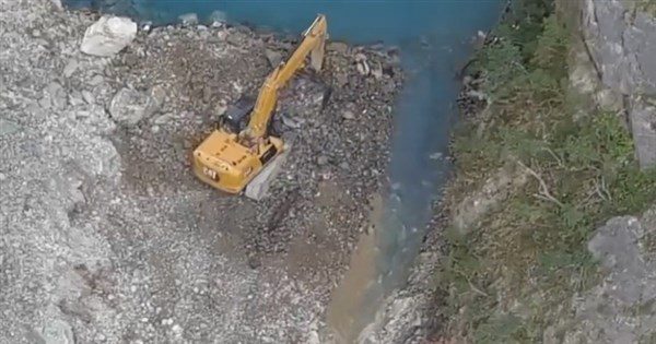 燕子口堰塞湖深槽線開挖引流 壩體水位穩定下降中 燕子口堰塞湖深槽線開挖引流 壩體水位穩定下降中