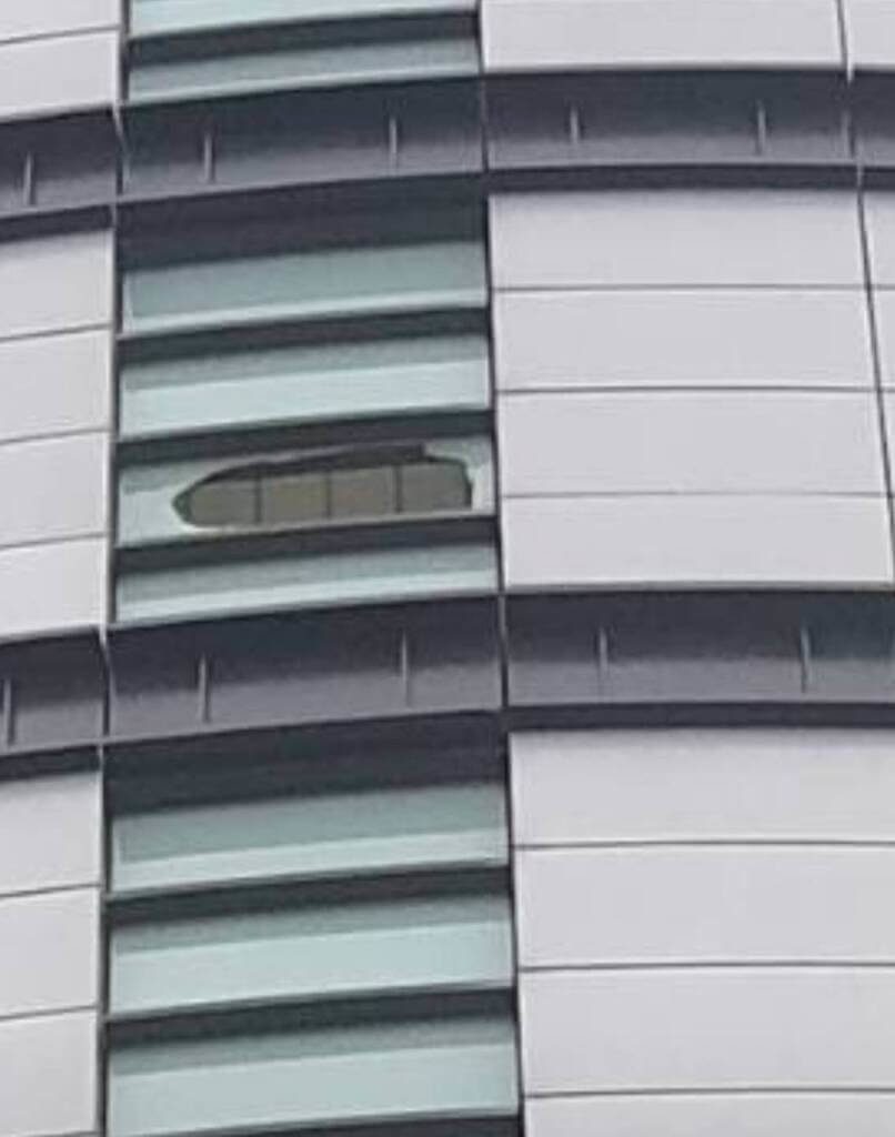 台中新光三越外牆玻璃破損 中市府現勘張貼警告 台中新光三越外牆玻璃破損 中市府現勘張貼警告