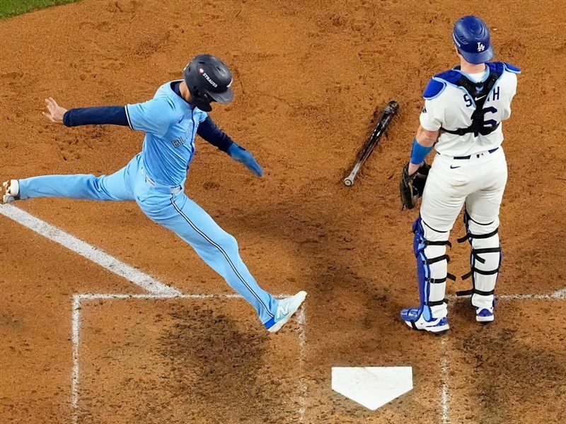 藍鳥首局前兩棒背靠背開轟 創世界大賽紀錄 藍鳥首局前兩棒背靠背開轟 創世界大賽紀錄