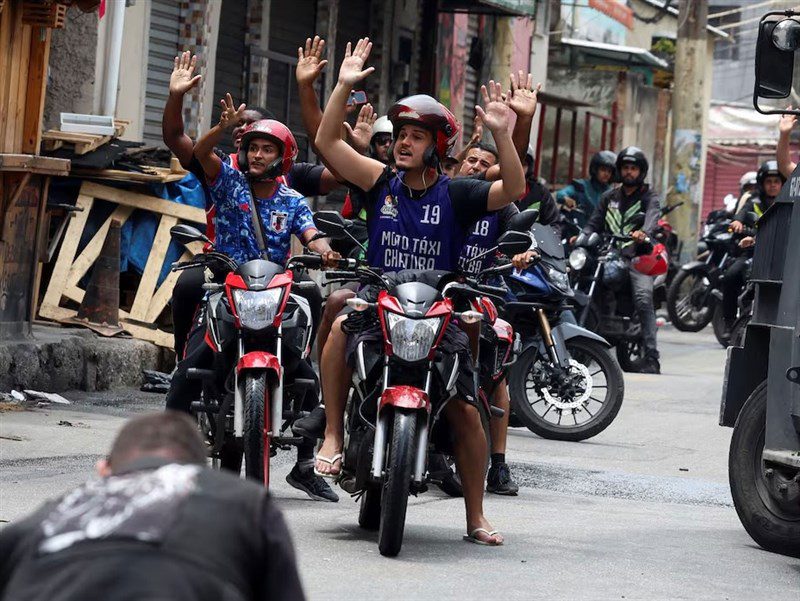 巴西大舉圍剿里約毒梟 街頭宛如戰場至少64死 巴西大舉圍剿里約毒梟 街頭宛如戰場至少64死