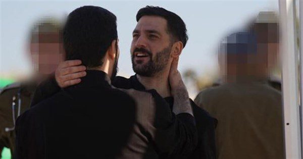 加薩人質獲釋 被囚分離2年德國雙胞胎兄弟感人重逢 加薩人質獲釋 被囚分離2年德國雙胞胎兄弟感人重逢