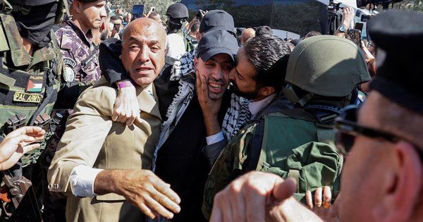 哈瑪斯以色列停火 約旦河西岸民眾喜迎獲釋巴人囚犯 哈瑪斯以色列停火 約旦河西岸民眾喜迎獲釋巴人囚犯