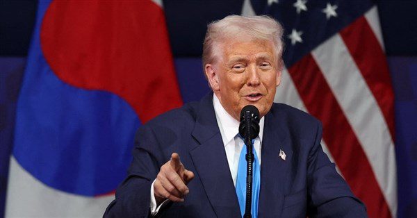 川普赴APEC企業領袖峰會午宴 稱美韓貿易協議即將達成 川普赴APEC企業領袖峰會午宴 稱美韓貿易協議即將達成