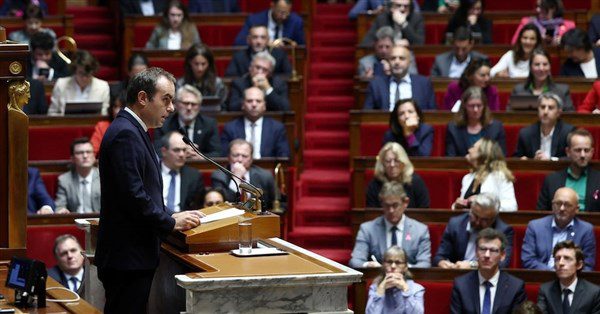 法總理重大讓步 提議暫停退休改革爭取左派支持 法總理重大讓步 提議暫停退休改革爭取左派支持