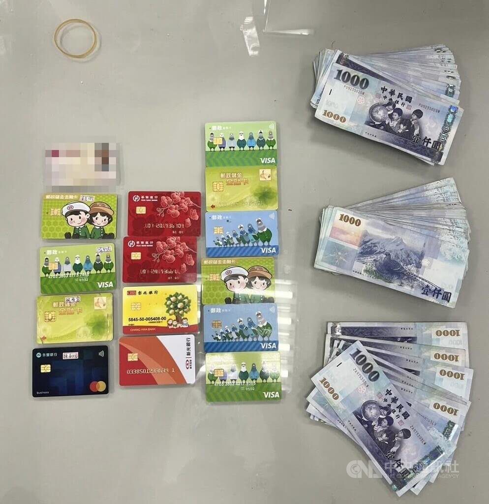 詐團車手提款神色緊張 中市警識破查扣贓款21萬 詐團車手提款神色緊張 中市警識破查扣贓款21萬