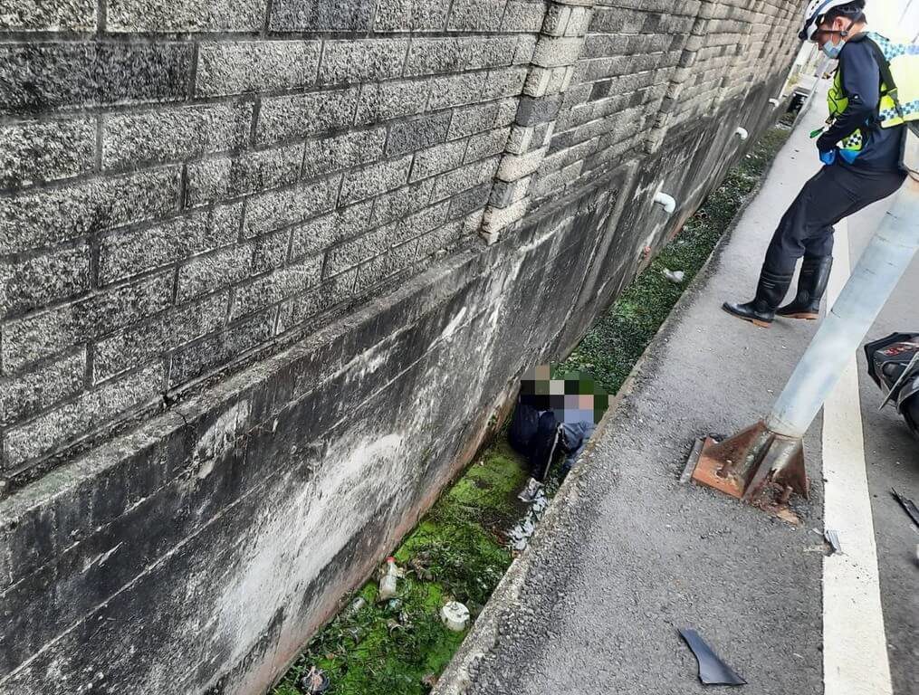 苗縣苑裡路口2機車事故 高中生騎士摔水溝昏迷 苗縣苑裡路口2機車事故 高中生騎士摔水溝昏迷