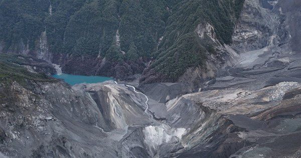 馬太鞍第3個小堰塞湖溢流消失 原堰塞湖穩定溢流 馬太鞍第3個小堰塞湖溢流消失 原堰塞湖穩定溢流