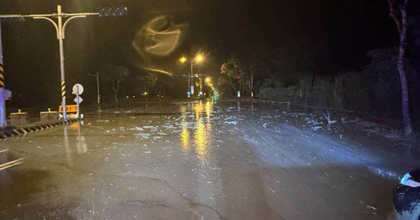 颱風鳳凰與東北季風共伴 馬太鞍溪漫淹過台9線 颱風鳳凰與東北季風共伴 馬太鞍溪漫淹過台9線