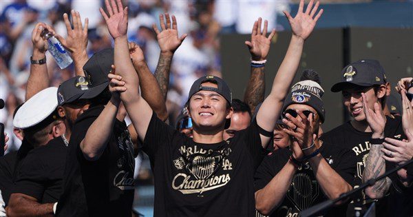 25萬人擠爆洛城　道奇連霸為動盪之年振奮人心