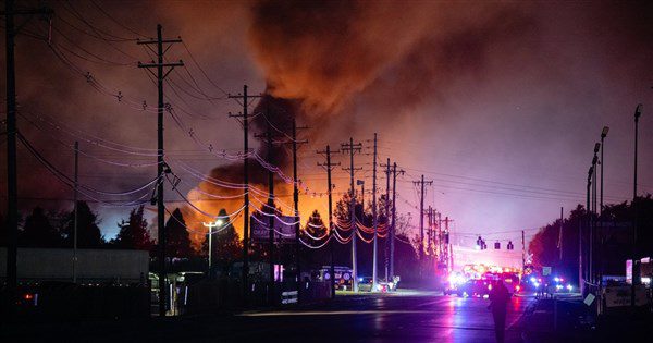 美UPS貨機墜毀火光衝天 目擊者以為世界末日 美UPS貨機墜毀火光衝天 目擊者以為世界末日