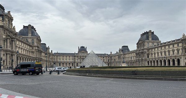 羅浮宮竊賊是重機網紅 愛耍特技曾任博物館保全 羅浮宮竊賊是重機網紅 愛耍特技曾任博物館保全