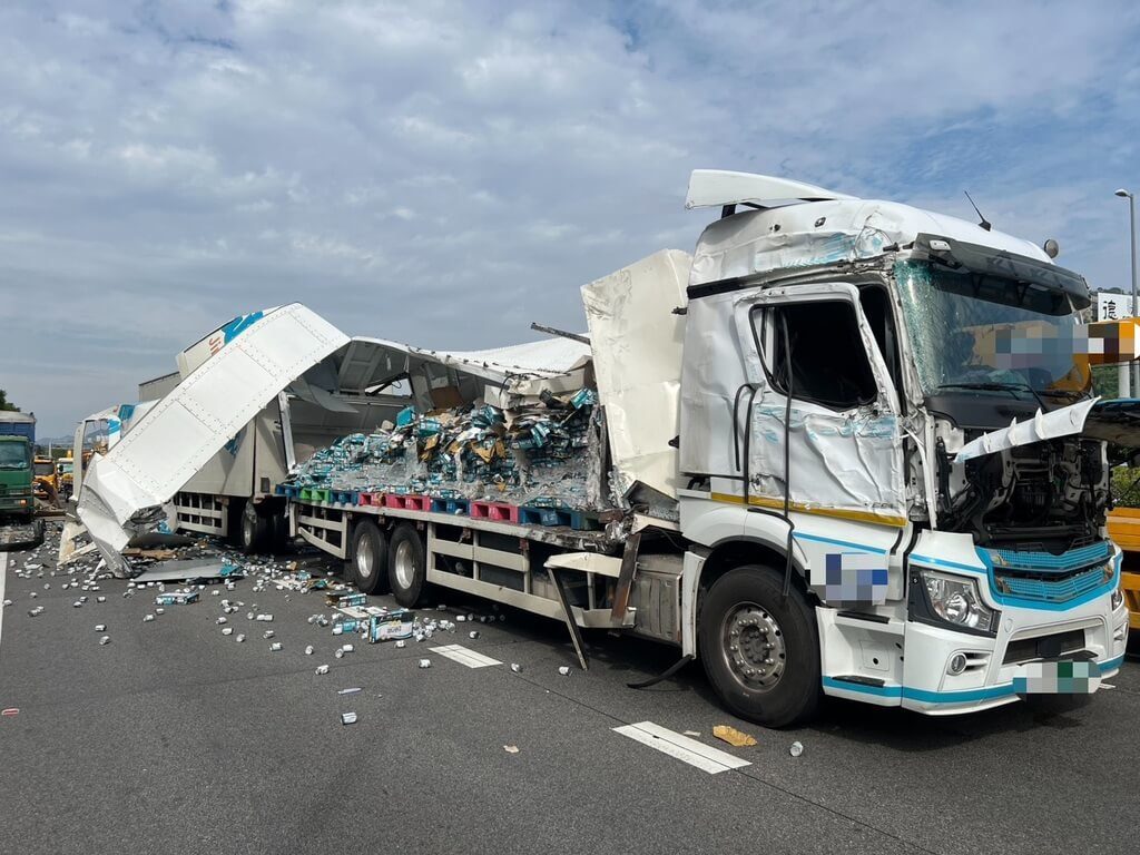 國3名間段3車連環碰撞 罐裝品散滿地一度回堵3公里 國3名間段3車連環碰撞 罐裝品散滿地一度回堵3公里