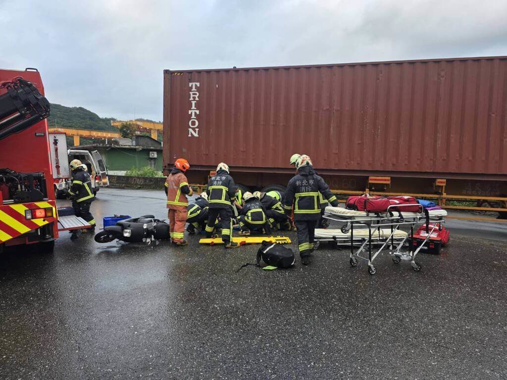 新北瑞芳貨櫃車與機車擦撞 騎士受困救出送醫不治 新北瑞芳貨櫃車與機車擦撞 騎士受困救出送醫不治