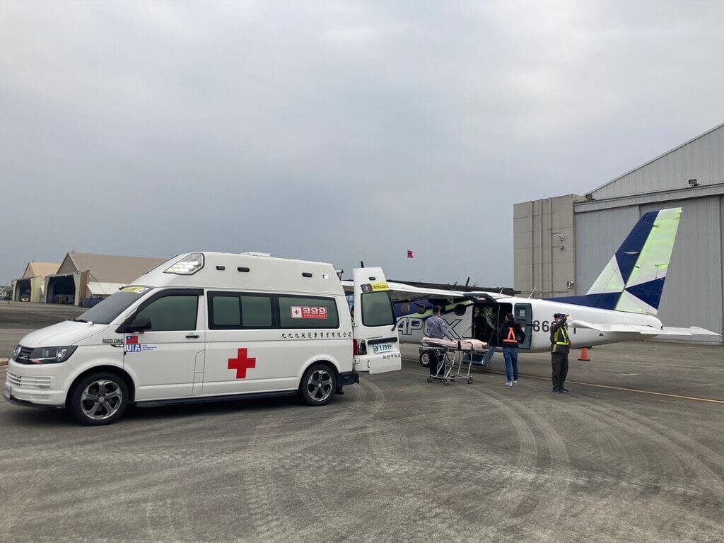 金門醫療專機抵松山機場後爆胎 安捷:原因待查 金門醫療專機抵松山機場後爆胎 安捷:原因待查