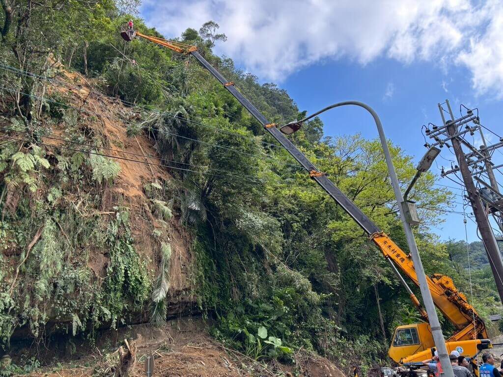 基隆興隆街邊坡崩塌 高處仍有巨石持續封閉道路 基隆興隆街邊坡崩塌 高處仍有巨石持續封閉道路