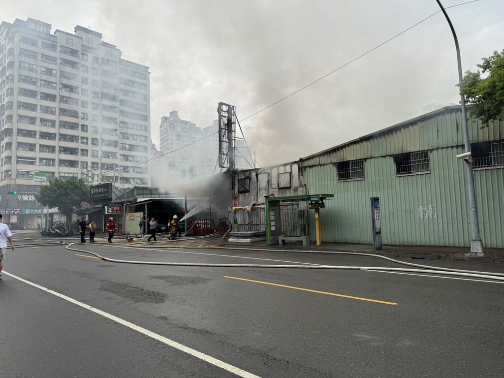 高雄三民區里長辦公室火警 火勢撲滅無人員傷亡 高雄三民區里長辦公室火警 火勢撲滅無人員傷亡