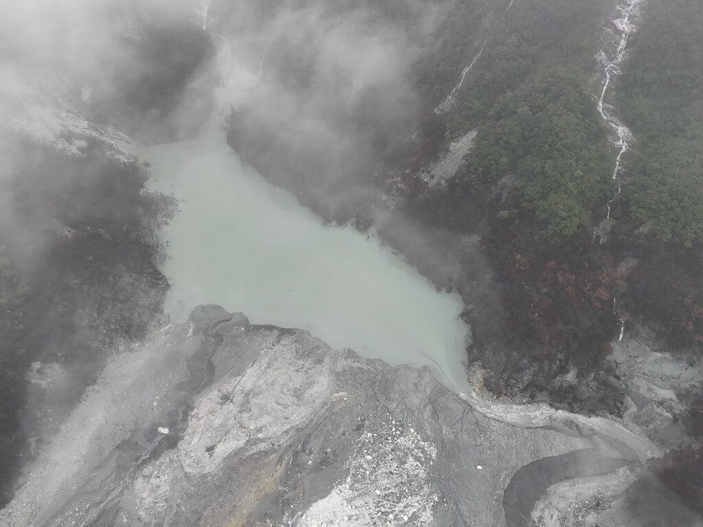 馬太鞍溪堰塞湖水位下降9.3公尺 穩定溢流 馬太鞍溪堰塞湖水位下降9.3公尺 穩定溢流