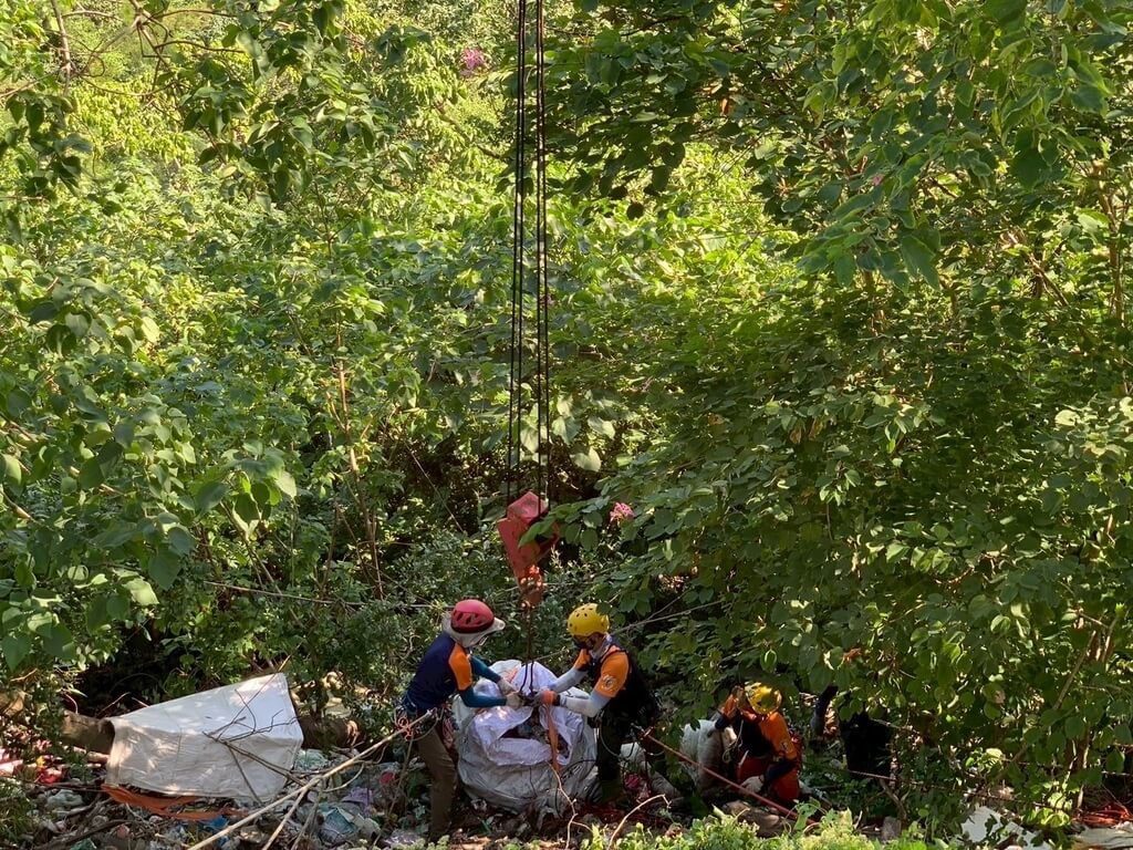 專業垂降隊助陣　台東首度淨山清運200包垃圾