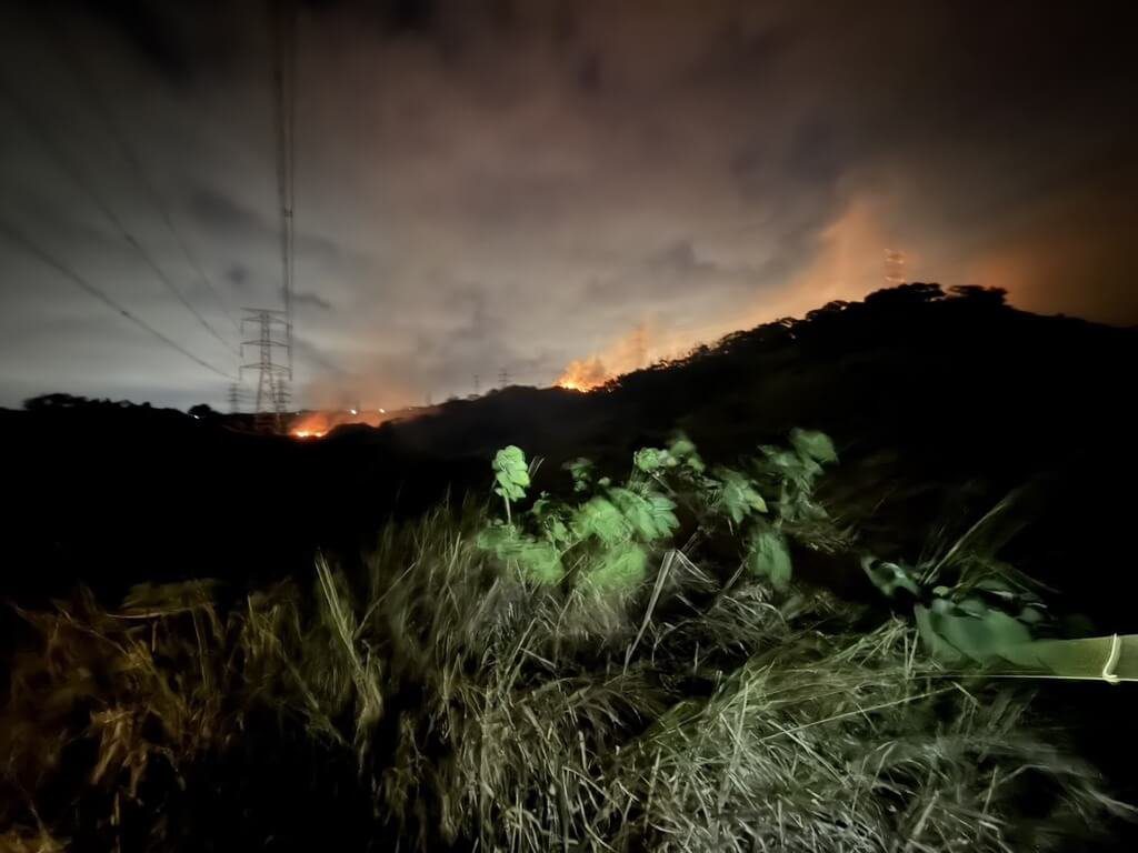 國道3號龍井段邊坡雜草火警 夜空映火光無人傷 國道3號龍井段邊坡雜草火警 夜空映火光無人傷